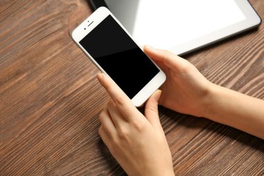 Cep telefonu kullanan kadın eller