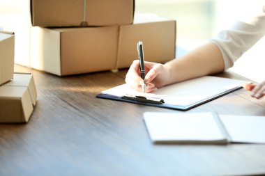 Kadın kağıtları imzalar 