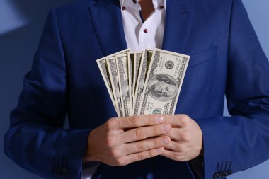 A yelpaze-in Doları banknot tutan adam