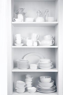 Bulaşıklar mutfakta dolapta.