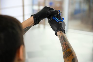 Dövme makinesi tutan adam 