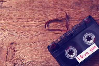 Kalp şeklinde bant ile ses kaseti