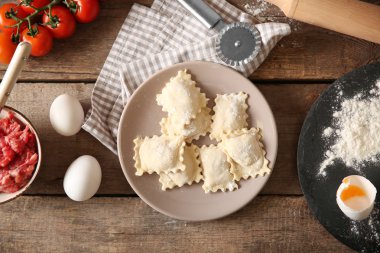 Plaka üzerinde pişmemiş mantı