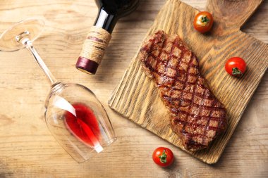 Kesme tahtasında ızgara biftek.