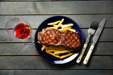 Kızarmış biftek ve patates kızartması.