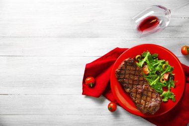 sebze salatası ile ızgara biftek