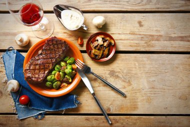 Tahta masada sebzeli ızgara biftek.