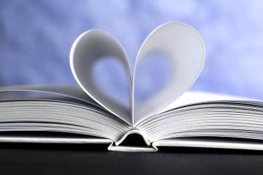 Kitabın sayfaları kalp şekil kavisli  