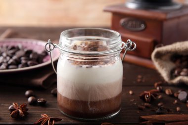 Lezzetli vanilya-çikolata mousse