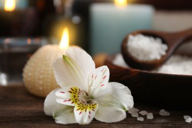 Deniz tuzu ve çiçek ile kase