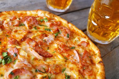 Lezzetli pizza ve bira gözlük 