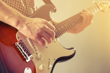 Elektro gitarlı adam