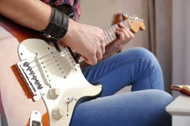 genç adam elektro gitar çalıyor.