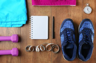 Sporcu kadın giyim ile ayarlandı