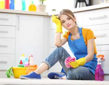 Sıvı temizlik ile oturan genç kadın