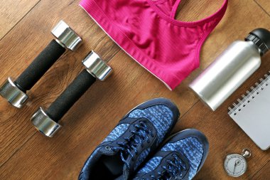 Atlet ahşap arka plan üzerinde ayarlandı