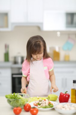 güzel küçük bir kız kesme 