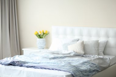 Parlak şık yatak odası