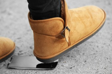 Bir cep telefonu kırma erkek çizmeler