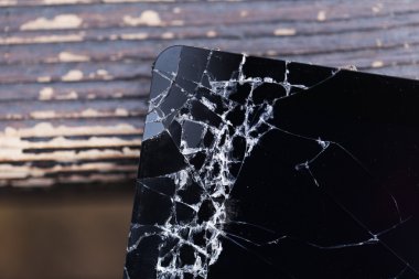 Kırık tablet ile kırık perde 