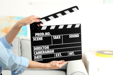 Film clapper tutan eller kadın