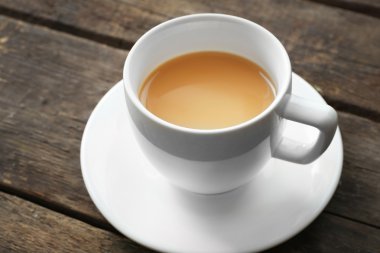 Porselen fincan sütlü çay