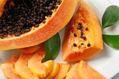Yarıya papaya dilimleri ile