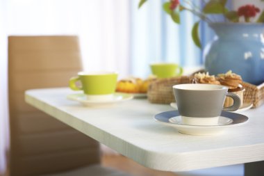 Tablo ayarı ile çay ve kek 