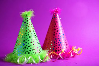 Arka plan üzerinde parti şapkaları