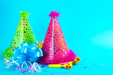 Arka plan üzerinde parti şapkaları