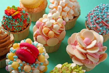 Özgün dekorasyonu ile lezzetli kek 