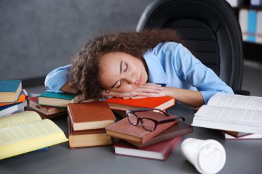 Uyuyan güzel kız yorgun  