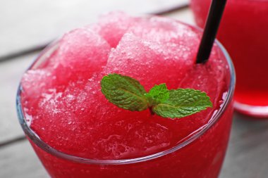 Cam kırılmış buz ve rustik ahşap zemin üzerine taze nane ile vişneli soda