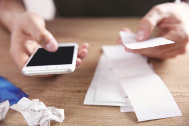 Erkek ellerini masada hesap makinesi apps kullanarak