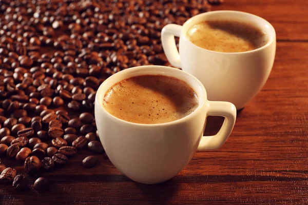 Dos tazas de café fresco con frijoles — Foto de Stock