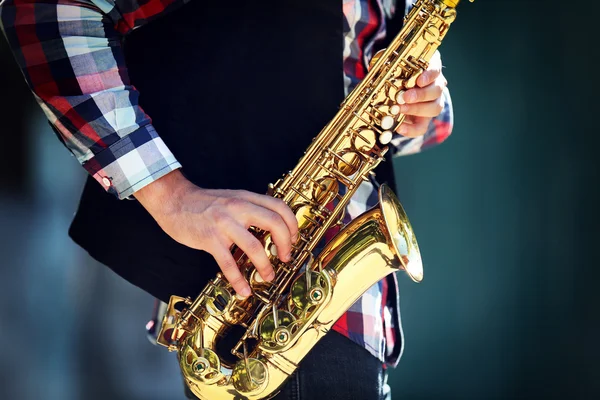 Jovem tocando no saxofone — Fotografia de Stock