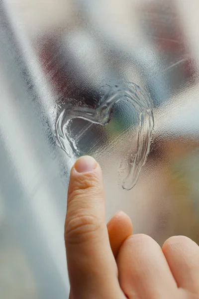 Coeur dessiné sur fenêtre en verre — Photo