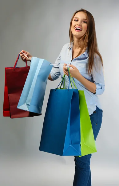 Donna con pacchetti shopping — Foto Stock