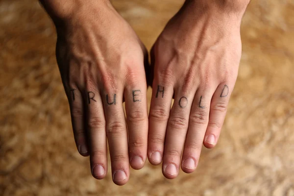 Inscripciones de tatuajes en dedos masculinos — Foto de Stock