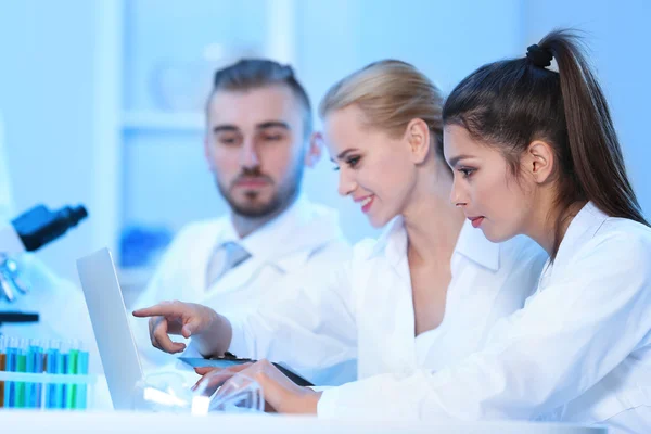 Medische technici werken in laboratorium — Stockfoto