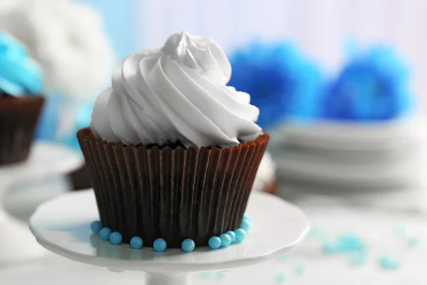 Cupcakes på träbord — Stockfoto