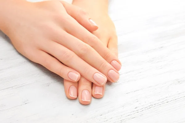 Mujer manos con hermosa manicura — Foto de Stock