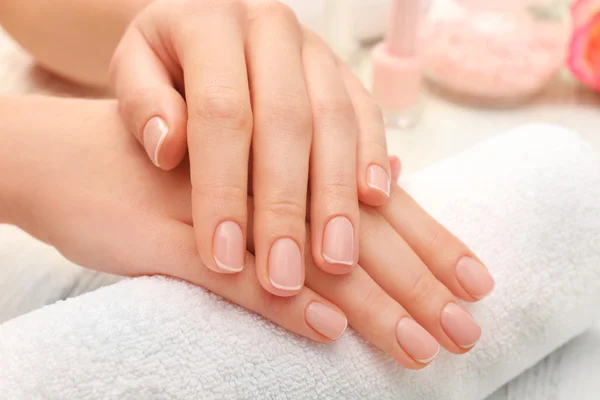 Mani di donna con bella manicure — Foto Stock