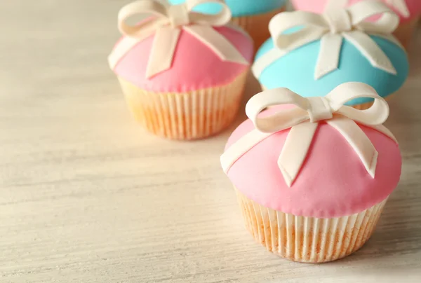 Leckere Cupcakes mit Schleife — Stockfoto