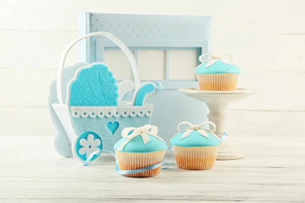 Tasty cupcakes with bow — Stock Photo, Image