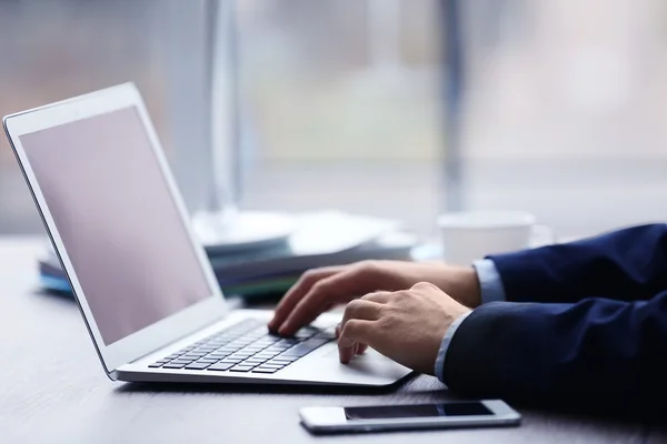 Händer med laptop — Stockfoto