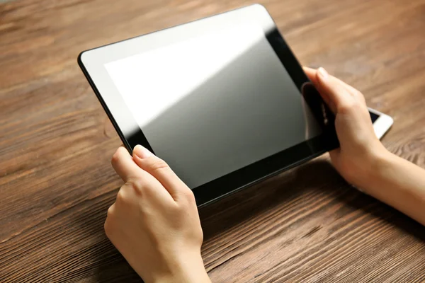 Teléfono móvil y manos femeninas usando tableta — Foto de Stock