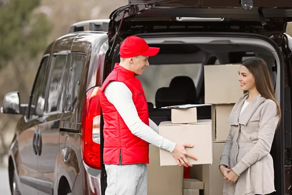 Entrega hombre y mujer recibiendo un paquete — Foto de Stock