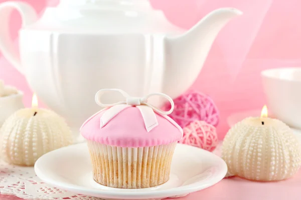 Tasty cupcakes with tea set — Stock Photo, Image