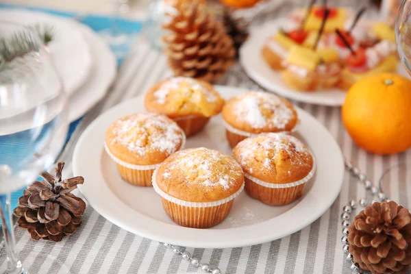 Lekkere muffins in kerst tafel — Stockfoto